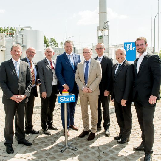 Die Projektpartner bei der Eröffnung der Methanisierungsanlage: Eckhardt Rümmler, Chief Operating Officer von Uniper, Prof. Thomas Kolb, KIT, Helmut Knauthe, Chief Technology Officer von Thyssenkrupp Industrial Solutions, Christian Ehler, Mitglied des Europäischen Parlaments, Jochen Homann, Präsident der Bundesnetzagentur für Elektrizität, Gas, Telekommunikation, Post und Eisenbahnen, Axel Wietfeld, Geschäftsführer von Uniper Energy Storage, Frank Gröschl, Leiter Technologie und Innovationsmanagement des DVGW Deutscher Verein des Gas- und Wasserfaches und René Schoof, Fachabteilungsleiter Operational Performance Surface Storage Facilities (v.l.n.r.). Die Projektpartner bei der Eröffnung der Methanisierungsanlage: Eckhardt Rümmler, Chief Operating Officer von Uniper, Prof. Thomas Kolb, KIT, Helmut Knauthe, Chief Technology Officer von Thyssenkrupp Industrial Solutions, Christian Ehler, Mitglied des Europäischen Parlaments, Jochen Homann, Präsident der Bundesnetzagentur für Elektrizität, Gas, Telekommunikation, Post und Eisenbahnen, Axel Wietfeld, Geschäftsführer von Uniper Energy Storage, Frank Gröschl, Leiter Technologie und Innovationsmanagement des DVGW Deutscher Verein des Gas- und Wasserfaches und René Schoof, Fachabteilungsleiter Operational Performance Surface Storage Facilities (v.l.n.r.).