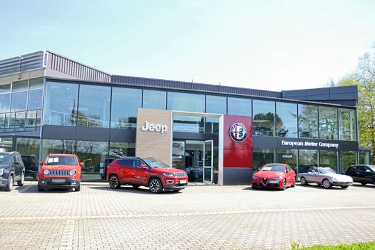 In Lüdenscheid vertreibt die European Motor Company die beiden italienischen Premiummarken Alfa Romeo und Jeep. In Lüdenscheid vertreibt die European Motor Company die beiden italienischen Premiummarken Alfa Romeo und Jeep.