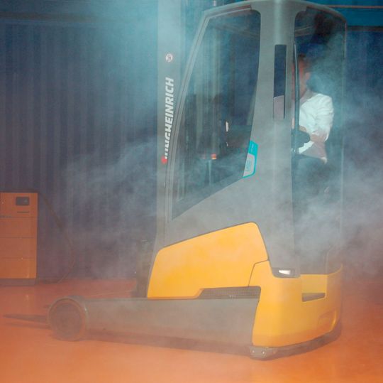 Rauch und Donnerhall waren noch nicht verflogen, da stürmte schon der weltweit erste Lithium-Ionen-Schubmaststapler mit fest eingebauter Stromquelle das Podium. Rauch und Donnerhall waren noch nicht verflogen, da stürmte schon der weltweit erste Lithium-Ionen-Schubmaststapler mit fest eingebauter Stromquelle das Podium.