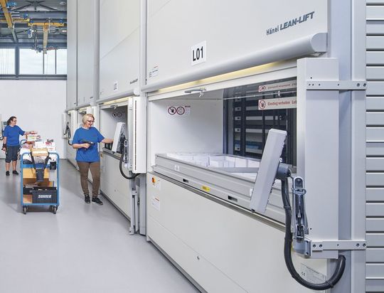 In bis zu 56 Containern pro Lagerlift lagern Fertigprodukte, Schleifmittel und Einzelteile für Kundenlieferungen und die eigene Montage. In bis zu 56 Containern pro Lagerlift lagern Fertigprodukte, Schleifmittel und Einzelteile für Kundenlieferungen und die eigene Montage.