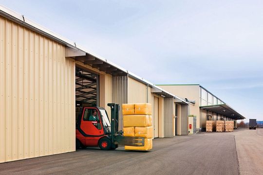 Für die Seitenwände werden einschalige, beschichtete Stahltrapezbleche verwendet.