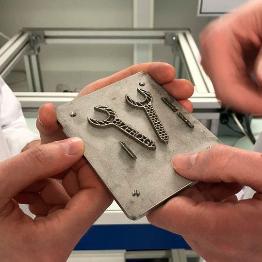 Klein, aber besonders: Die ersten Schraubenschlüssel, die in der Schwerelosigkeit gedruckt wurden. Forscher der Bundesanstalt für Materialforschung und -prüfung (BAM) arbeiten gemeinsam mit der Technischen Universität Clausthal und dem Deutschen Zentrum für Luft- und Raumfahrt /DLR) an dem neuen Herstellungsverfahren für Werkzeuge und Ersatzteile auf Weltraummissionen. Klein, aber besonders: Die ersten Schraubenschlüssel, die in der Schwerelosigkeit gedruckt wurden. Forscher der Bundesanstalt für Materialforschung und -prüfung (BAM) arbeiten gemeinsam mit der Technischen Universität Clausthal und dem Deutschen Zentrum für Luft- und Raumfahrt /DLR) an dem neuen Herstellungsverfahren für Werkzeuge und Ersatzteile auf Weltraummissionen.