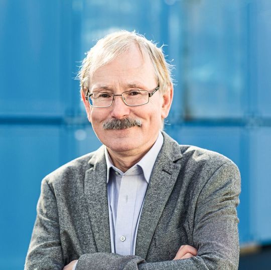 Dr. Bo Persson hat die theoretischen Grundlagen der Elektroadhäsion genauer erforscht. Dr. Bo Persson hat die theoretischen Grundlagen der Elektroadhäsion genauer erforscht.