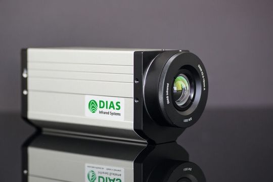 Die Wärmebildkamera Pyroview Compact+ verfügt über eine hohe thermische und räumliche Auflösung. Die Einsatzgebiete reichen von der Prozessautomation, Forschung und Entwicklung, Qualitätskontrolle und Brandfrüherkennung über die berührungslose Messung von Temperaturen an Metall und Glas bis zur Messung durch Flammen. Die Wärmebildkamera Pyroview Compact+ verfügt über eine hohe thermische und räumliche Auflösung. Die Einsatzgebiete reichen von der Prozessautomation, Forschung und Entwicklung, Qualitätskontrolle und Brandfrüherkennung über die berührungslose Messung von Temperaturen an Metall und Glas bis zur Messung durch Flammen.