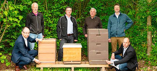 Michael Blank, Leiter Lenze-Elektronikfertigung, die Imker Manfred Burgdorf und Dirk Böhm, Landwirt Friedel-Curt Redeker, Imker Frank Clodius und Lenze Umweltmanager Volker Bockskopf entließen die drei Bienenvölker am Lenze-Standort in die Freiheit.