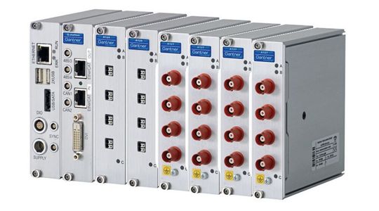 Das Hochvoltsystem mit Test Controller misst die Parameter Spannung, Strom und Temperatur. Das Hochvoltsystem mit Test Controller misst die Parameter Spannung, Strom und Temperatur.