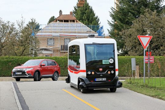 Im bayrischen Bad Birnbach testet die Deutsche Bahn einen automatisierten Linienbus. Im bayrischen Bad Birnbach testet die Deutsche Bahn einen automatisierten Linienbus.