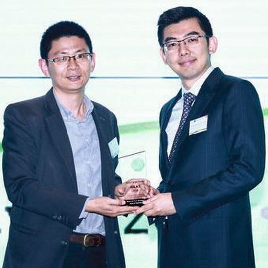 Alan Cheung Hiu Lung (r.) von Kerry EAS Logistics Ltd. überreicht Dr. Ding Ling von der Hafen-Hamburg-Repräsentanz Shanghai den Award „Best Global Seaport“ für den Hamburger Hafen. Alan Cheung Hiu Lung (r.) von Kerry EAS Logistics Ltd. überreicht Dr. Ding Ling von der Hafen-Hamburg-Repräsentanz Shanghai den Award „Best Global Seaport“ für den Hamburger Hafen.