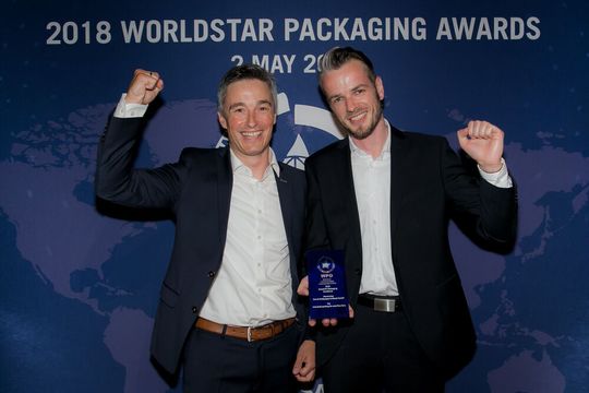 Preisverleihung der Worldstar Packaging Awards in Australien: Sebastian Gruber von EBM Papst (rechts) zusammen mit Mario Kurz von der Firma Mondi Wellpappe Ansbach, die die Lösung serientauglich ausgearbeitet hat.