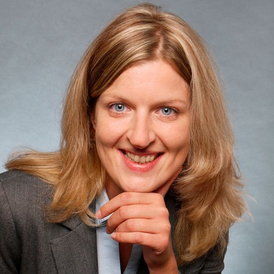 Delphine Jeandet-Eudeline, die neue Leiterin Fahrzeuglogistik bei Gefco, hat ein Diplom der Betriebswirtschaft mit Schwerpunkt Internationale Wirtschaftsbeziehungen und ein Diplom der Anglistik in der Tasche. Delphine Jeandet-Eudeline, die neue Leiterin Fahrzeuglogistik bei Gefco, hat ein Diplom der Betriebswirtschaft mit Schwerpunkt Internationale Wirtschaftsbeziehungen und ein Diplom der Anglistik in der Tasche.