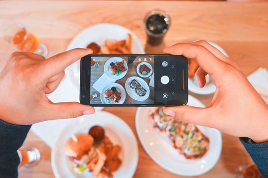 Egal ob Food-Blogger, Gadget-Nerd oder Globetrotter, Influencer sind Spezialisten in ihren Themengebieten. Egal ob Food-Blogger, Gadget-Nerd oder Globetrotter, Influencer sind Spezialisten in ihren Themengebieten.