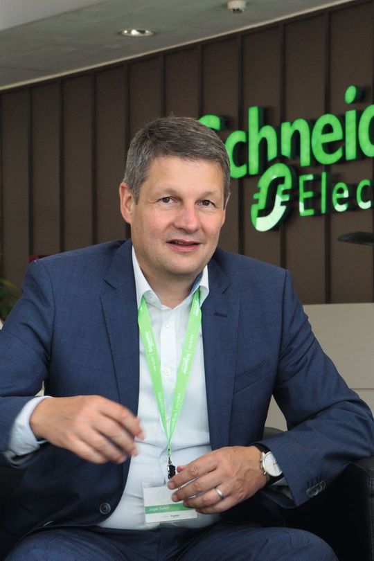 Jürgen Siefert ist Vice President Industry DACH bei Schneider Electric und kennt den Automatisierungsmarkt seit Jahrzehnten. Jürgen Siefert ist Vice President Industry DACH bei Schneider Electric und kennt den Automatisierungsmarkt seit Jahrzehnten.