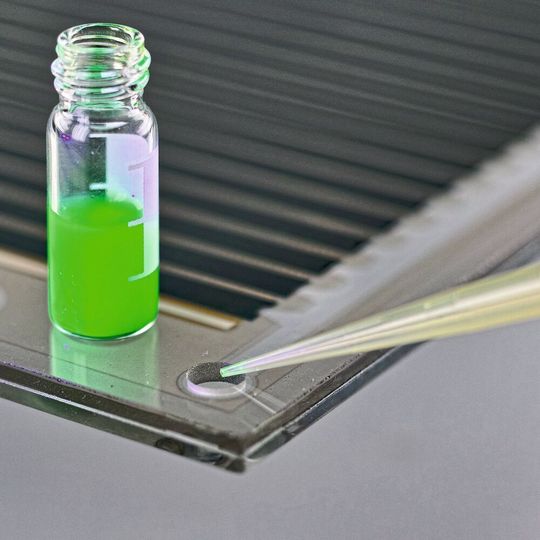 In-situ Befüllung einer gedruckten Perowskitsolarzelle am Fraunhofer ISE. Der reine Perowskit wird bei Raumtemperatur als geschmolzenes Salz eingebracht und anschließend in der Solarzelle auskristallisiert. Die abgebildete Menge der Schmelze ist ausreichend für die Herstellung von vier Quadratmetern Modulfläche. In-situ Befüllung einer gedruckten Perowskitsolarzelle am Fraunhofer ISE. Der reine Perowskit wird bei Raumtemperatur als geschmolzenes Salz eingebracht und anschließend in der Solarzelle auskristallisiert. Die abgebildete Menge der Schmelze ist ausreichend für die Herstellung von vier Quadratmetern Modulfläche.