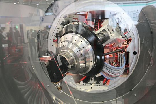 De la mécanique, des capteurs, de l'électronique, une dose de logiciel et la machine de demain est prête à produire. De la mécanique, des capteurs, de l'électronique, une dose de logiciel et la machine de demain est prête à produire.