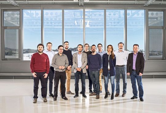 Marc Thurner (5e personne depuis la gauche) et l'ensemble du team RegenHU. Marc Thurner (5e personne depuis la gauche) et l'ensemble du team RegenHU.