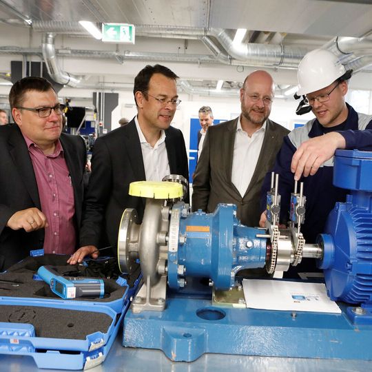 Stefan Pfitzner, Mitarbeiter der Infraserv Höchst Prozesstechnik, erläutert den Infraserv-Geschäftsführern Jürgen Vormann (2. v.r.) und Dr. Joachim Kreysing (2. v.l.) im Beisein von Frank Unger, Geschäftsführer Infraserv Höchst Prozesstechnik, an einem Pumpenaggregat, wie mithilfe der Lasertechnik die korrekte Ausrichtung erfolgt und wie Datenbrillen eingesetzt werden. Stefan Pfitzner, Mitarbeiter der Infraserv Höchst Prozesstechnik, erläutert den Infraserv-Geschäftsführern Jürgen Vormann (2. v.r.) und Dr. Joachim Kreysing (2. v.l.) im Beisein von Frank Unger, Geschäftsführer Infraserv Höchst Prozesstechnik, an einem Pumpenaggregat, wie mithilfe der Lasertechnik die korrekte Ausrichtung erfolgt und wie Datenbrillen eingesetzt werden.