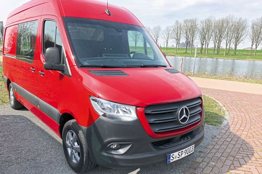 Den neuen Sprinter gibt es als Transporter, Pritschenwagen und Kleinbus. Die Händler werden allerdings noch etwas warten müssen, bis überall genug Vorführwagen und alle bestellten Varianten ankommen. Den neuen Sprinter gibt es als Transporter, Pritschenwagen und Kleinbus. Die Händler werden allerdings noch etwas warten müssen, bis überall genug Vorführwagen und alle bestellten Varianten ankommen.