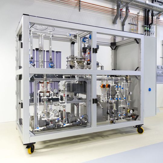 Demonstrator zur Herstellung von Ethen aus CO2. Demonstrator zur Herstellung von Ethen aus CO2.