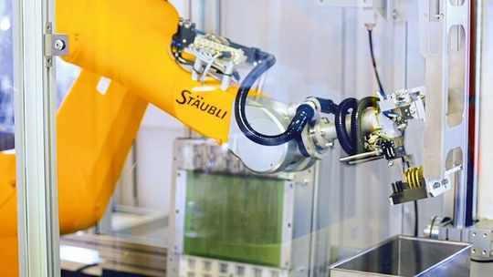 Le robot Stäubli allie délicatesse de la préhension à des qualités de précision et de vélocité. Le robot Stäubli allie délicatesse de la préhension à des qualités de précision et de vélocité.