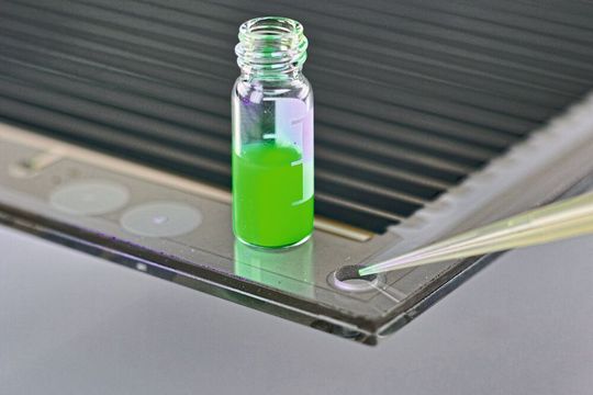 In-situ Befüllung einer gedruckten Perowskitsolarzelle am Fraunhofer ISE. Der reine Perowskit wird bei Raumtemperatur als geschmolzenes Salz eingebracht und anschließend in der Solarzelle auskristallisiert. Die abgebildete Menge der Schmelze ist ausreichend für die Herstellung von vier Quadratmetern Modulfläche. In-situ Befüllung einer gedruckten Perowskitsolarzelle am Fraunhofer ISE. Der reine Perowskit wird bei Raumtemperatur als geschmolzenes Salz eingebracht und anschließend in der Solarzelle auskristallisiert. Die abgebildete Menge der Schmelze ist ausreichend für die Herstellung von vier Quadratmetern Modulfläche.