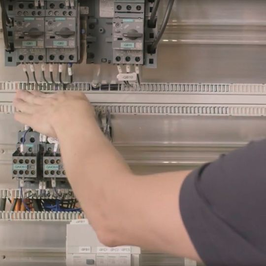 Das Video zeigt Potentiale des Lütze-Air-Stream-Gesamtsystems sowie die einfache und übersichtliche Installation. Das Video zeigt Potentiale des Lütze-Air-Stream-Gesamtsystems sowie die einfache und übersichtliche Installation.