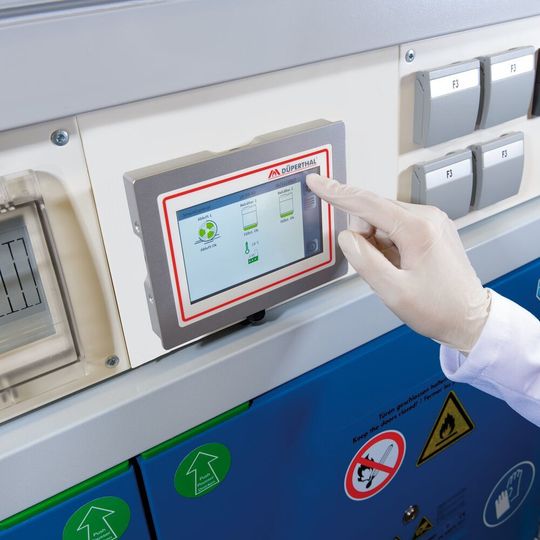 Über spezielle Kontrollmonitore können die Sicherheitsschränke überwacht werden. Über spezielle Kontrollmonitore können die Sicherheitsschränke überwacht werden.