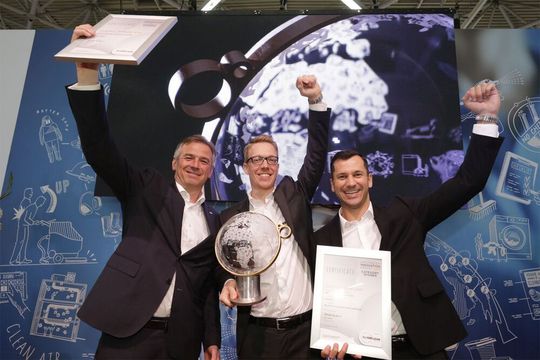 Freuen sich über den Award (v.l.): Markus Asch (stellvertretender Vorsitzender der Kärcher-GF) sowie Christian Mrowka und Marco Cardinale (beide Produktmanagement).