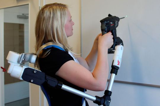 Der „dritter Arm“ unterstützt den Handwerker bei körperlich anstrengenden Arbeiten und gibt zudem computergenerierte Zusatzinformationen direkt am Einsatzort. Der „dritter Arm“ unterstützt den Handwerker bei körperlich anstrengenden Arbeiten und gibt zudem computergenerierte Zusatzinformationen direkt am Einsatzort.