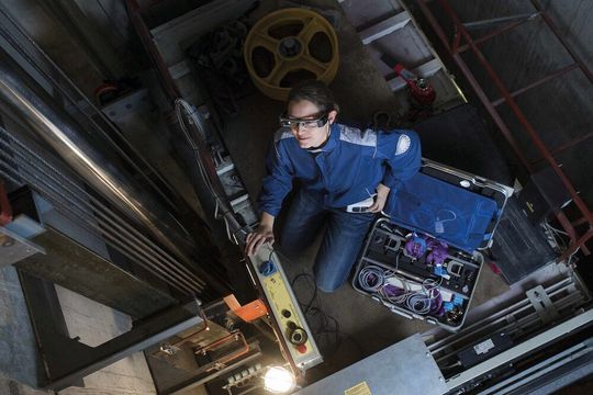 Moderne Augmented-Reality-Anwendungen, die etwa mit Hilfe von Mixed-Reality-Brillen direkt vor Ort Zugriff auf aktuelle Zustandsinformationen oder Reparaturanweisungen ermöglichen, können sinnvolle Werkzeuge für Instandhalter und Techniker sein. Moderne Augmented-Reality-Anwendungen, die etwa mit Hilfe von Mixed-Reality-Brillen direkt vor Ort Zugriff auf aktuelle Zustandsinformationen oder Reparaturanweisungen ermöglichen, können sinnvolle Werkzeuge für Instandhalter und Techniker sein.