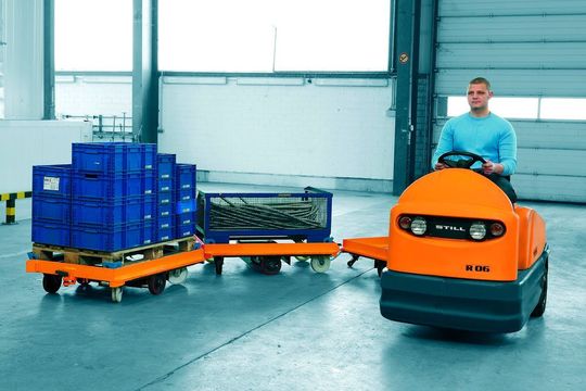 Ein Routenzug besteht aus einem Schlepperfahrzeug mit mindestens einem Anhänger, auf dem Kisten, Paletten und andere Transportmittel und Güter transportiert werden können.