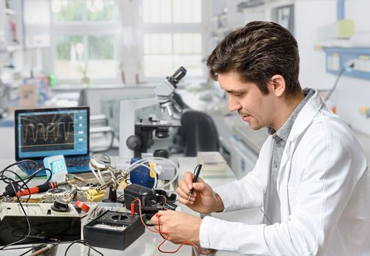 Komplexe Tests vereinfachen: Mithilfe einer SMU können Entwickler DC-DC-Wandler oder Field-Effect-Transistoren untersuchen. Ein komplizierter Messaufbau und verschiedene Geräte sind nicht notwendig. Komplexe Tests vereinfachen: Mithilfe einer SMU können Entwickler DC-DC-Wandler oder Field-Effect-Transistoren untersuchen. Ein komplizierter Messaufbau und verschiedene Geräte sind nicht notwendig.