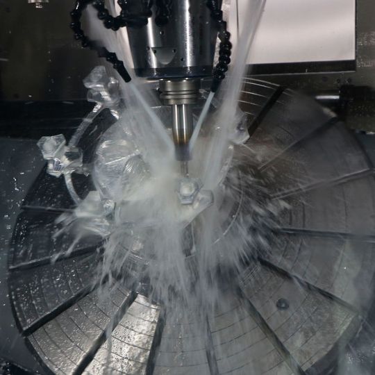 Die Dimensionsanalyse oder Ähnlichkeitsmechanik wurde erstmals durch Kronenberg auf die Gebiete der Zerspanung angewandt. Die Dimensionsanalyse oder Ähnlichkeitsmechanik wurde erstmals durch Kronenberg auf die Gebiete der Zerspanung angewandt.