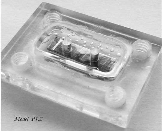 Die MSM-Mikropumpe kommt ohne Mechanik aus. Durch Formveränderung pumpt das Metall exakt definierte Flüssigkeitsmengen mit höherem Druck als konventionelle Pumpenlösungen.