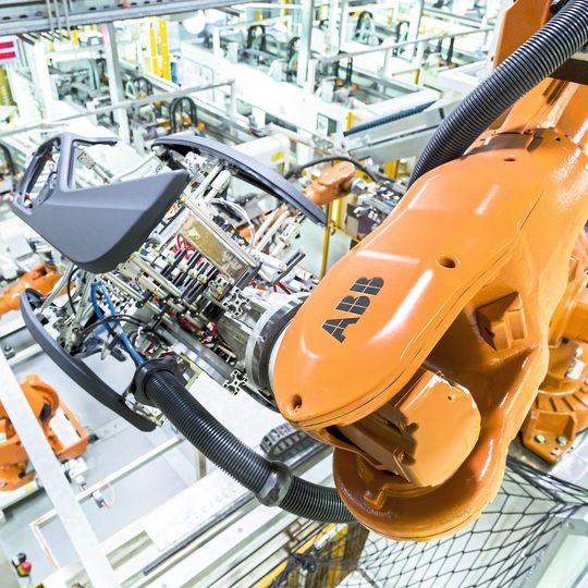 Die Fabrik der Zukunft ist durch Flexibilität, Modularität, Digitalisierung und enger Zusammenarbeit von Mensch und Maschine gekennzeichnet. Durch den Einsatz von Maschinellem Lernen und künstlicher Intelligenz sollen Roboter langfristig selbstlernend oder selbstoptimierend sein. Die Fabrik der Zukunft ist durch Flexibilität, Modularität, Digitalisierung und enger Zusammenarbeit von Mensch und Maschine gekennzeichnet. Durch den Einsatz von Maschinellem Lernen und künstlicher Intelligenz sollen Roboter langfristig selbstlernend oder selbstoptimierend sein.