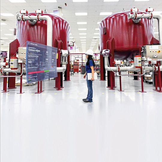 Mixed-Reality-Anwendungen verknüpfen die reale Anlage mit der virtuellen Welt. Mixed-Reality-Anwendungen verknüpfen die reale Anlage mit der virtuellen Welt.