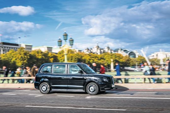 Das elektrische TX5 London Black Taxi besitzt eine vollverklebte Karosseriestruktur, die stabiler und wesentlich leichter ist als eine vergleichbare Stahlkonstruktion. Das elektrische TX5 London Black Taxi besitzt eine vollverklebte Karosseriestruktur, die stabiler und wesentlich leichter ist als eine vergleichbare Stahlkonstruktion.