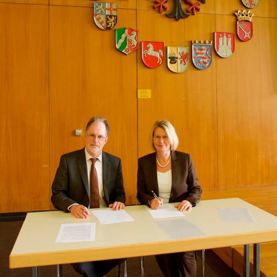 Besiegeln die Kooperation: Prof. Dr. Holger Mühlenkamp (Rektor der Universität Speyer) und Dr. Christine Brockmann (Geschäftsführerin Metropolregion RheinNeckar GmbH) Besiegeln die Kooperation: Prof. Dr. Holger Mühlenkamp (Rektor der Universität Speyer) und Dr. Christine Brockmann (Geschäftsführerin Metropolregion RheinNeckar GmbH)