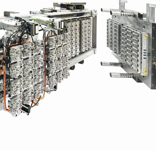 Die Zahoransky Automation & Mold GmbH hat das Produktporfolio in Sachen Plattenwerkzeuge für das Mehrkomponentenspritzgießen jetzt um die sogenannten H-Werkzeuge erweitert. Diese bieten Platz für maximal 48 Einsätze, statt wie bisher maximal 16. Eingesetzt werden können sie auf Spritzgießmaschinen, die einen Schließkraftbereich zwischen 5000 und 6000 N haben. Die Zahoransky Automation & Mold GmbH hat das Produktporfolio in Sachen Plattenwerkzeuge für das Mehrkomponentenspritzgießen jetzt um die sogenannten H-Werkzeuge erweitert. Diese bieten Platz für maximal 48 Einsätze, statt wie bisher maximal 16. Eingesetzt werden können sie auf Spritzgießmaschinen, die einen Schließkraftbereich zwischen 5000 und 6000 N haben.