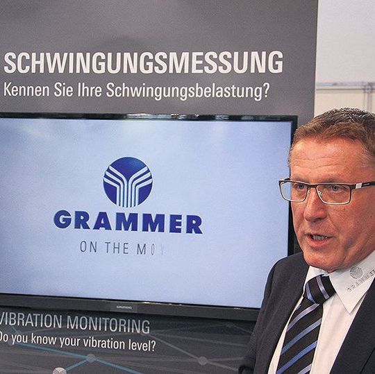 Dieter Rumm, Director Sales PMS MH/TURF bei Grammer, erklärt die Funktionsweise der Schwingungsmessung bei Fahrerarbeitsplätzen. Dieter Rumm, Director Sales PMS MH/TURF bei Grammer, erklärt die Funktionsweise der Schwingungsmessung bei Fahrerarbeitsplätzen.