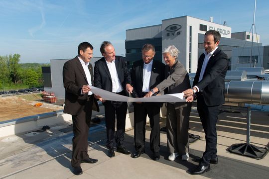 EV Group Executive Board (v.l.n.r.): Paul Lindner, Hermann Waltl, Erich Thallner, Aya Maria Thallner und Dr. Werner Thallner EV Group Executive Board (v.l.n.r.): Paul Lindner, Hermann Waltl, Erich Thallner, Aya Maria Thallner und Dr. Werner Thallner