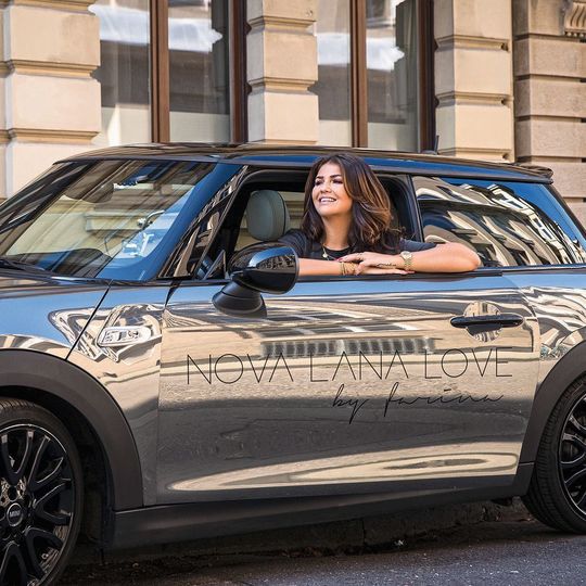 Glänzende Idee: Mit einem speziell folierten Mini machte der Social-Media-Star Nova Lana Love Werbung für das Mini-Center Hilden. Glänzende Idee: Mit einem speziell folierten Mini machte der Social-Media-Star Nova Lana Love Werbung für das Mini-Center Hilden.