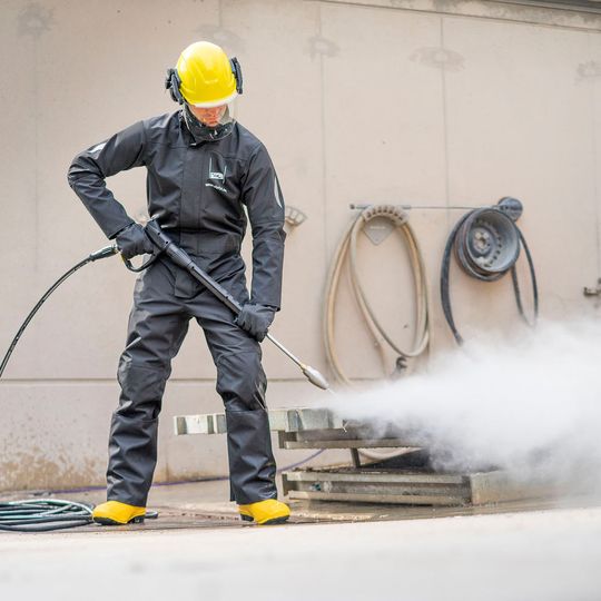 Dehn Care WJP sorgt für einen zuverlässigen Arbeitsschutz beim Arbeiten mit Hochdruckwasserstrahlen bis 1.000 bar. Dehn Care WJP sorgt für einen zuverlässigen Arbeitsschutz beim Arbeiten mit Hochdruckwasserstrahlen bis 1.000 bar.
