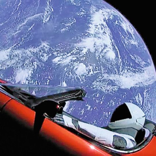 Starman, der Dummy-Astronaut im Tesla Roadster. Starman, der Dummy-Astronaut im Tesla Roadster.