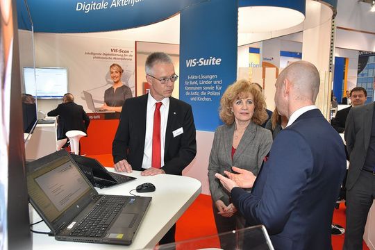 Birgit Keller, Thüringer Ministerin für Infrastruktur und Landwirtschaft im Gespräch mit Mitarbeitern der PDV-Systeme während der CEBIT 2017 Birgit Keller, Thüringer Ministerin für Infrastruktur und Landwirtschaft im Gespräch mit Mitarbeitern der PDV-Systeme während der CEBIT 2017