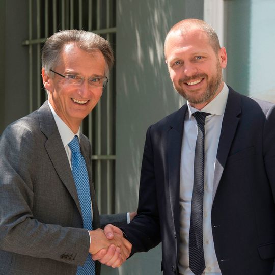 Ermanno Rondi (l.), CEO von Incas, und Benno Reichmuth, CEO South West Europe bei SSI Schäfer, bekräftigen die Übernahme per Handschlag. Ermanno Rondi (l.), CEO von Incas, und Benno Reichmuth, CEO South West Europe bei SSI Schäfer, bekräftigen die Übernahme per Handschlag.