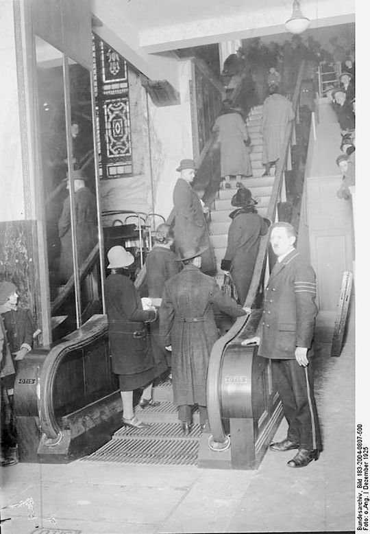 Am 22.12.1925 wurde bei Herrmann Tietz in der Leipziger Straße Berlins erste Rolltreppe in Betrieb genommen.
