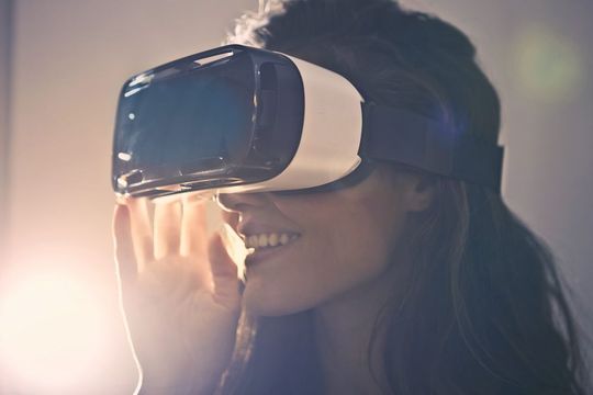 Technologien, wie künstliche Intelligenz (KI), Augmented Reality, Chatbots oder Blockchain weisen den Weg in eine noch stärker vernetzte Zukunft. Aber was wollen die Verbraucher? Technologien, wie künstliche Intelligenz (KI), Augmented Reality, Chatbots oder Blockchain weisen den Weg in eine noch stärker vernetzte Zukunft. Aber was wollen die Verbraucher?