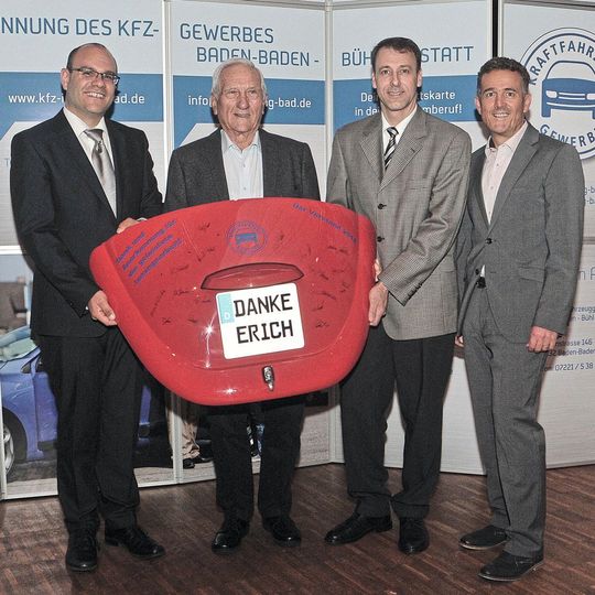 Kfz-Innung Baden-Baden, Bühl, Rastatt zeichnet langjähriges Engagement aus: (v.li.) Geschäftsführer Ruben Schäfer, Erich Regenold (42 Jahre Innungsarbeit) und Andreas Haitzler (15 Jahre Innungsarbeit) sowie Obermeister Dieter Burkart. Kfz-Innung Baden-Baden, Bühl, Rastatt zeichnet langjähriges Engagement aus: (v.li.) Geschäftsführer Ruben Schäfer, Erich Regenold (42 Jahre Innungsarbeit) und Andreas Haitzler (15 Jahre Innungsarbeit) sowie Obermeister Dieter Burkart.