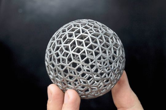 Komplexe Strukturen lassen sich mit additiven Verfahren einfach umsetzen. Die Probleme tauchen erst bei der Oberfläche des Bauteils auf. Komplexe Strukturen lassen sich mit additiven Verfahren einfach umsetzen. Die Probleme tauchen erst bei der Oberfläche des Bauteils auf.