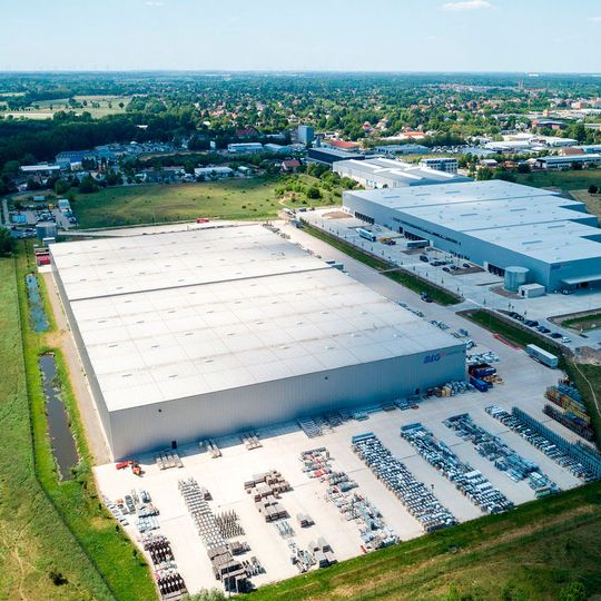 Auf insgesamt 43.000 m² überdachter Logistikfläche in Falkensee bietet BLG Logistics seine Dienstleistungen für das Siemens-Gasturbinenwerk an. Auf insgesamt 43.000 m² überdachter Logistikfläche in Falkensee bietet BLG Logistics seine Dienstleistungen für das Siemens-Gasturbinenwerk an.